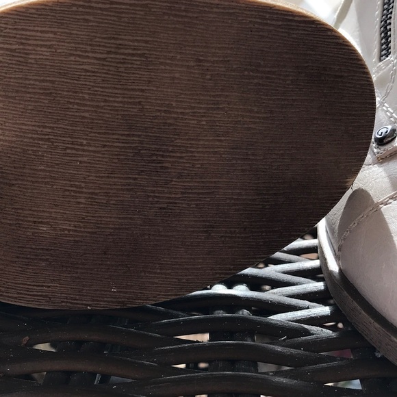 Ivory/beige ankle boots by Guess - Picture 6 of 7